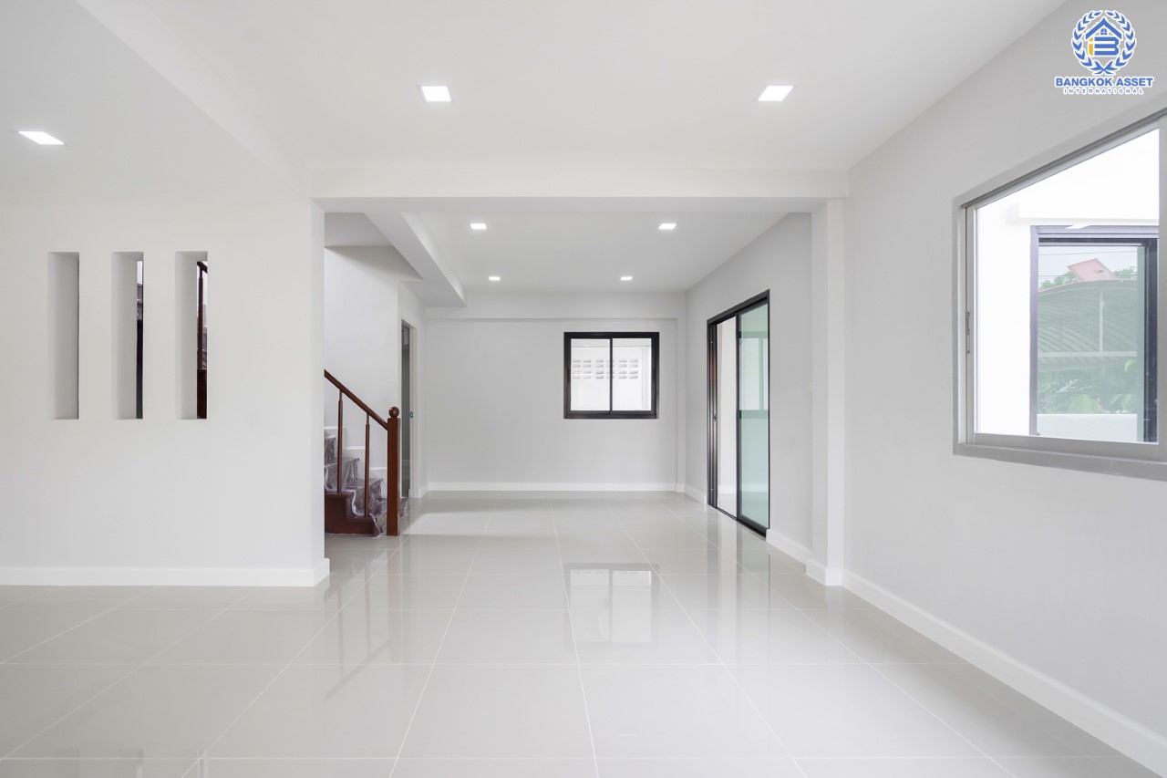 บ้านมือสองตกแต่งใหม่ ม.ศุภาลัยวิลล์ วงแหวน-รัตนาธิเบศร์ เนื้อที่ 54 ตร.ว. ฟังก์ชันจัดเต็ม 4 ห้องนอน 2 ห้องน้ำ 3 ที่จอดรถ ตอบโจทย์ทุกการเข้าอยู่ บนทำเลเดินทางสะดวก ใกล้ ถ.กาญจนาภิเษก เซ็นทรัลเวสต์เกต และรถไฟฟ้า "สถานีคลองบางไผ่